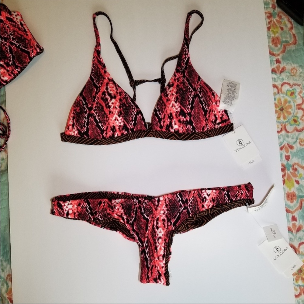 NWOT  Volcom Bikini Triangle Top & Cheeky bottoms